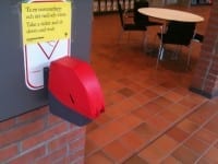 Schlangestehen in Schweden: "Nummerlapp" ziehen nicht vergessen Nummerlapp-Kölapp-Automat-Schweden-Hej-Sweden