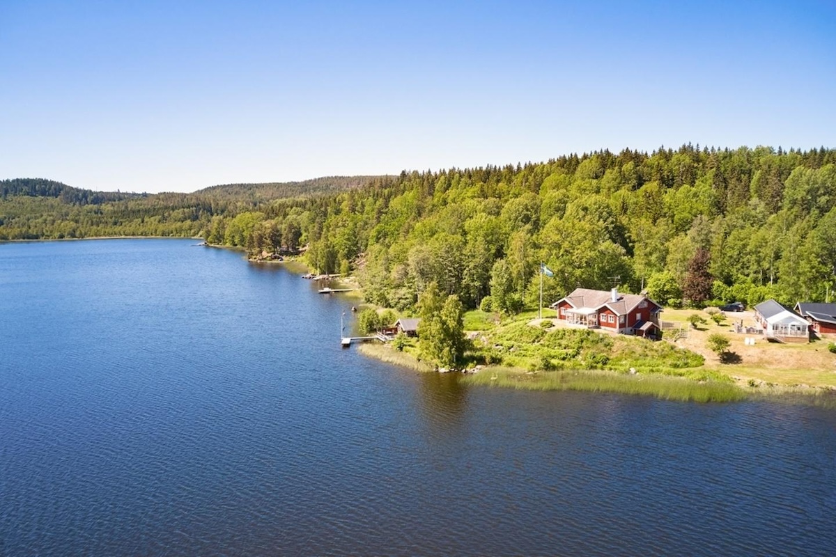 Rotes Ferienhaus in Schweden am See kaufen