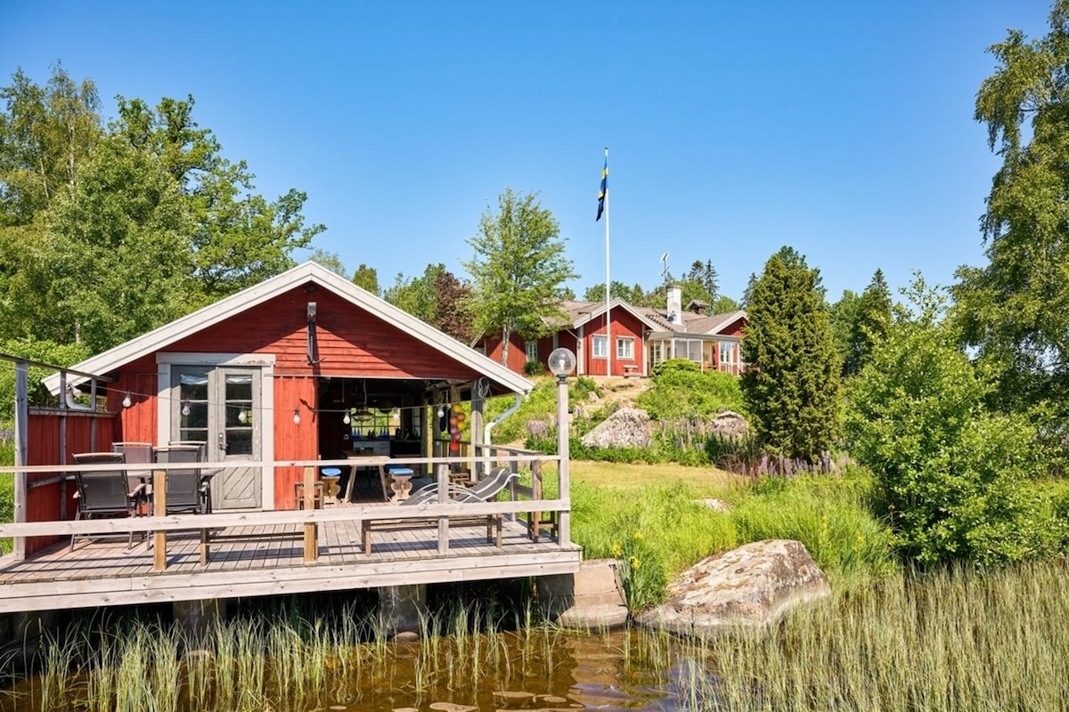 Rotes Ferienhaus in Schweden am See kaufen