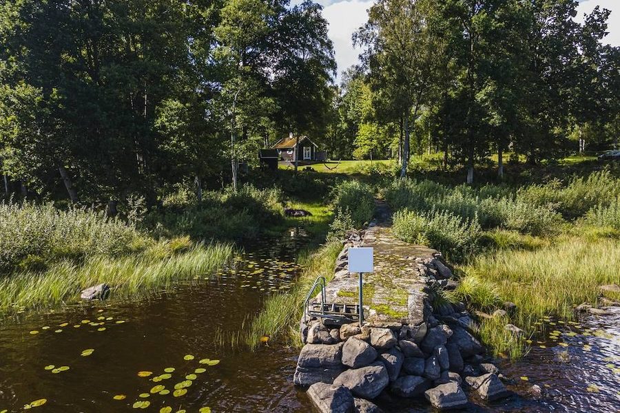 Småland Hütte mit Steg am See