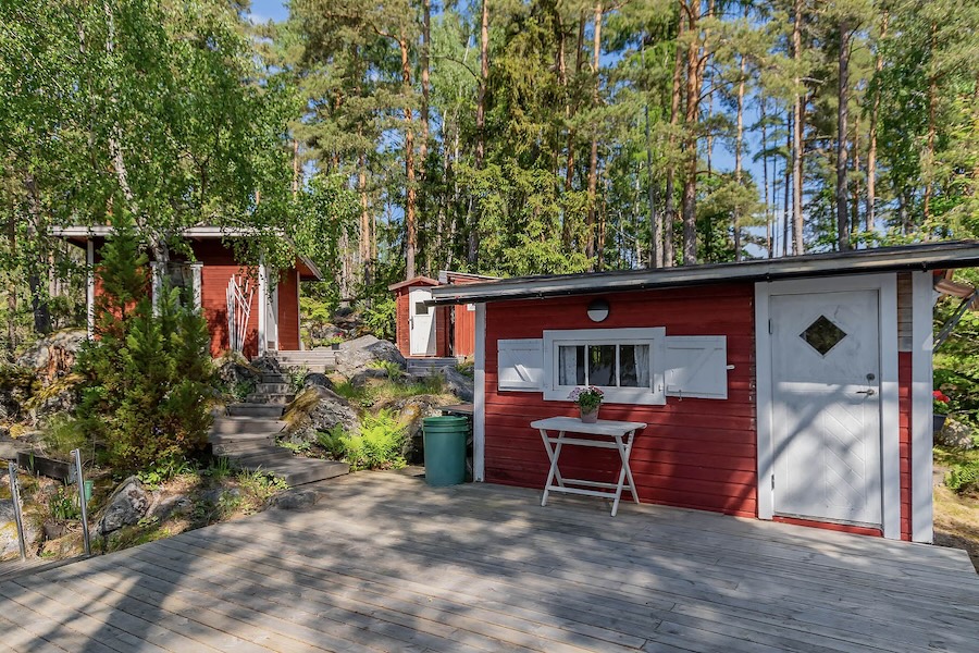 Rote Hütte in Schweden direkt am See