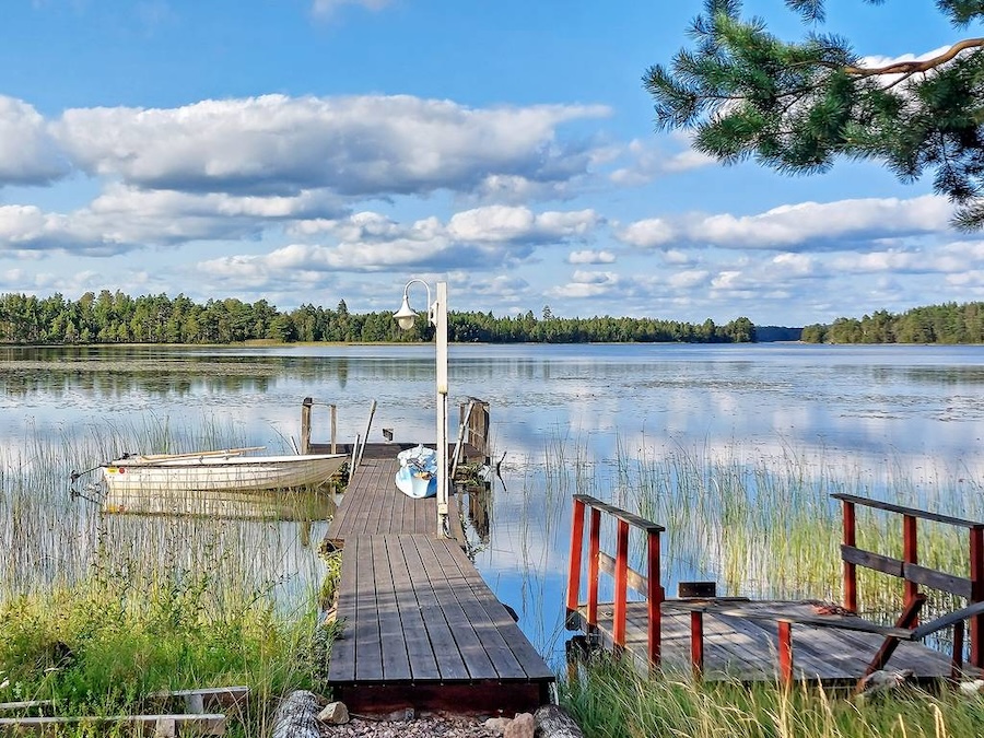 Haus in Schweden am See mit Steg und Boot