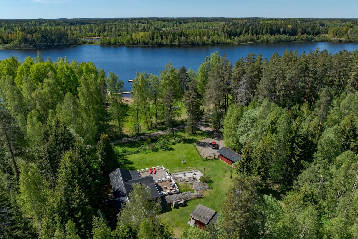 Rotes Haus mit Aussicht auf See in Sweden
