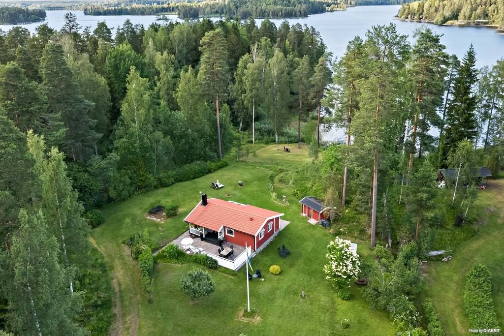Rotes Schwedenhaus am See kaufen
