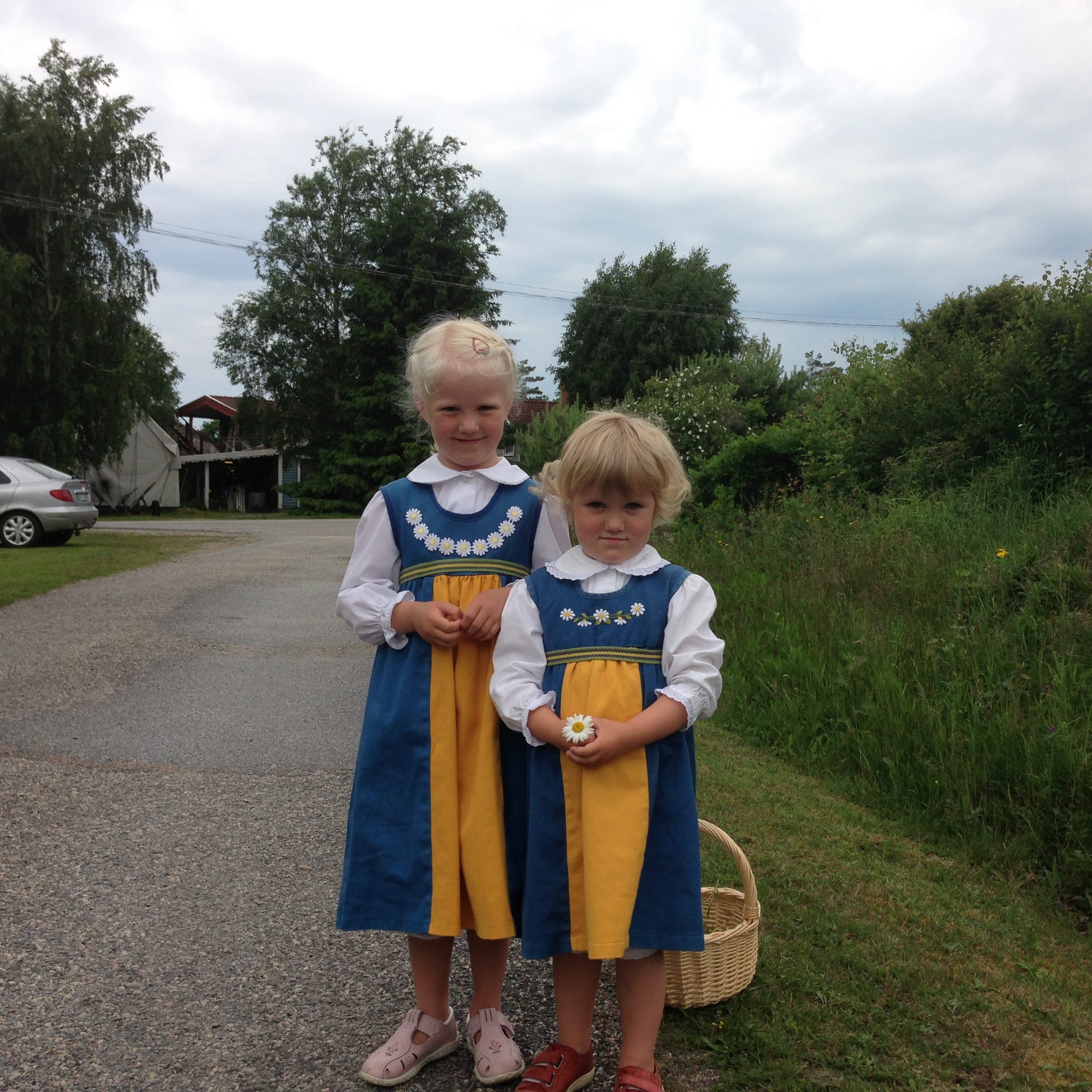 Schwedische Mädchen in schwedischen Trachten