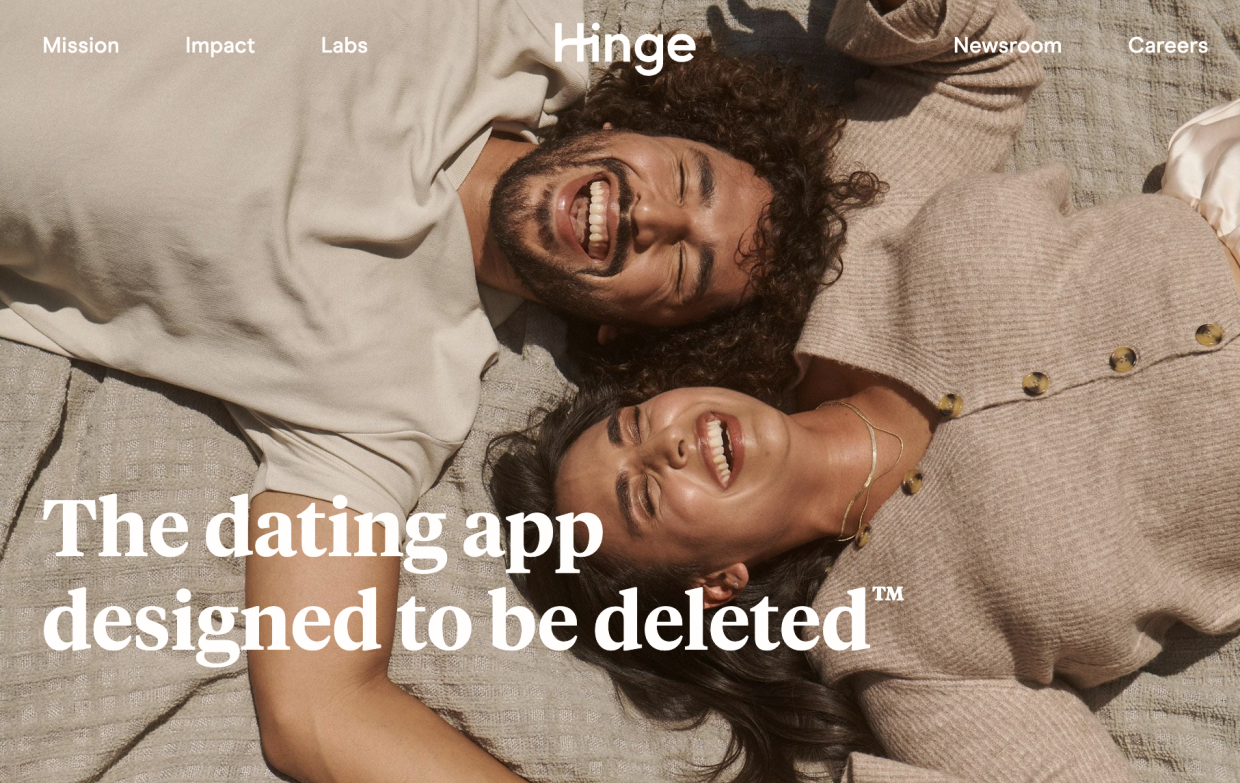 Screenshot Hinge.com - Glückliches Paar liegt auf der Matratze - Dating Apps in Schweden