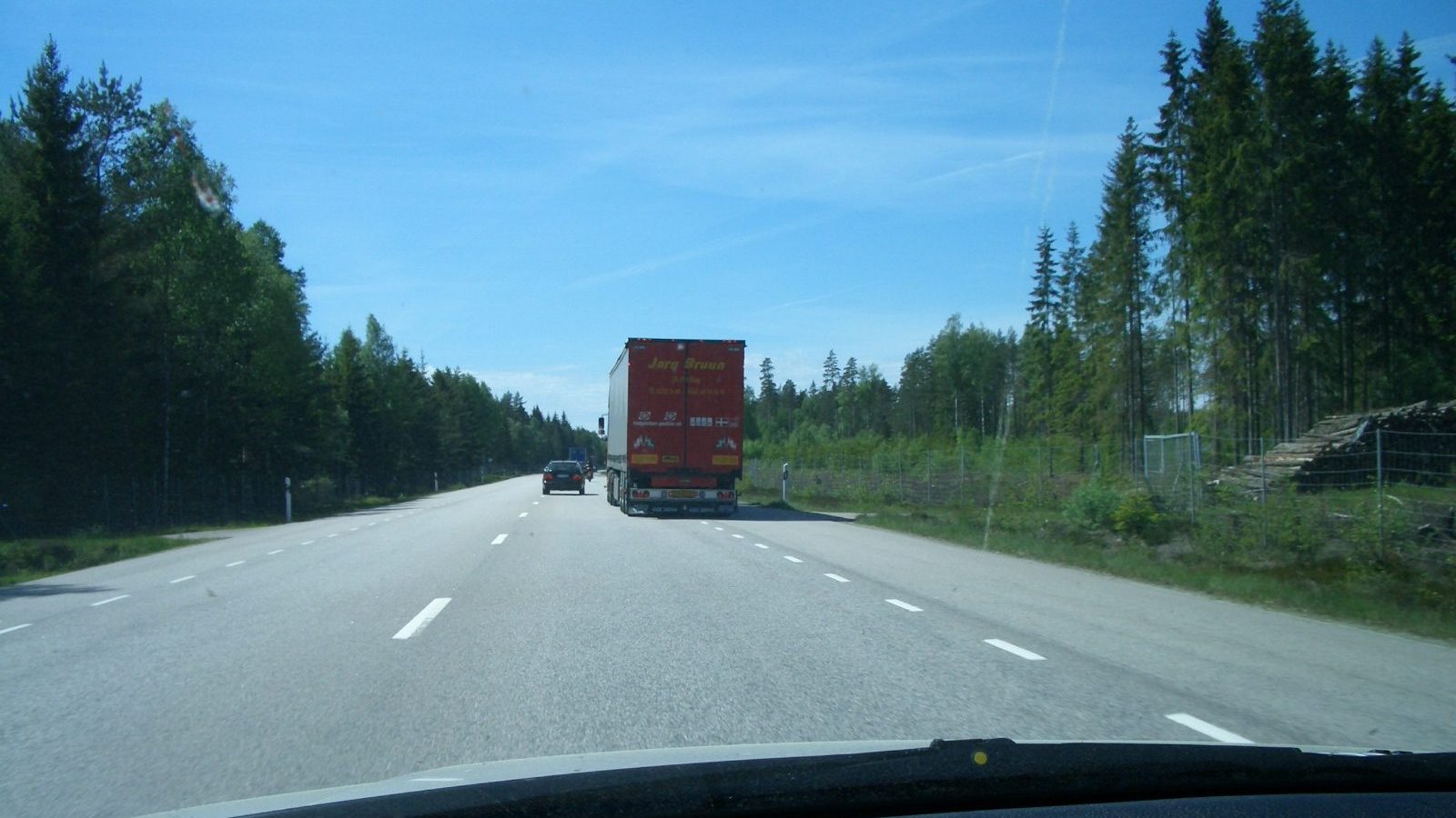 Seitenstreifen auf schwedischen Landstraßen und Autobahnen- Hej Sweden