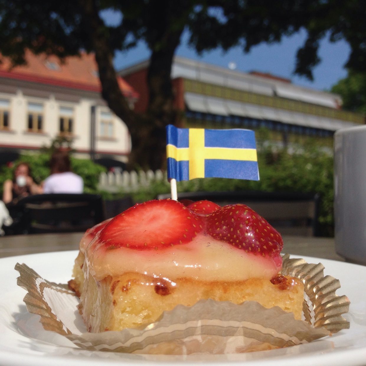 Schwedischer Erdbeerkuchen mit Schwedenflagge im Café Askelyckan in Växjö