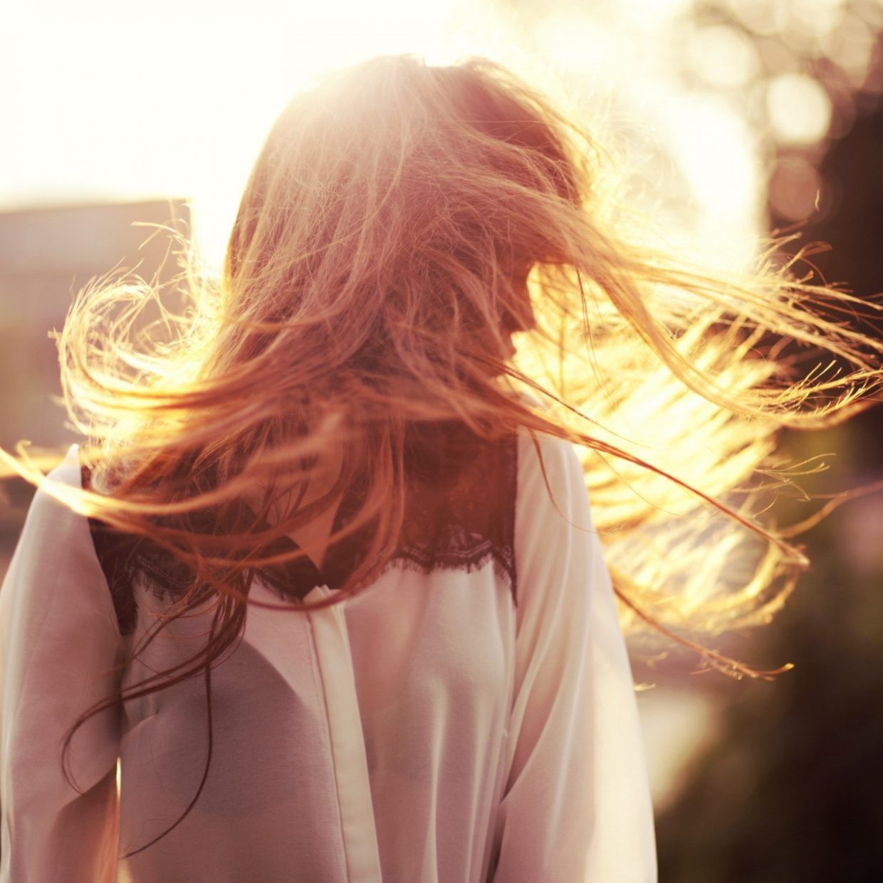 Schwedin mit langen blonden Haaren, Sonnenschein im Hintergrund